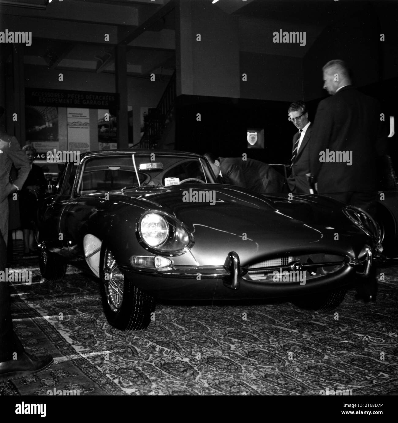 La Jaguar e-TYPE il 15 marzo 1961 al Salone dell'automobile di Ginevra con l'etichetta dietro il parabrezza con la scritta "e-TYPE GT 98.700" (franchi svizzeri?) Foto Stock