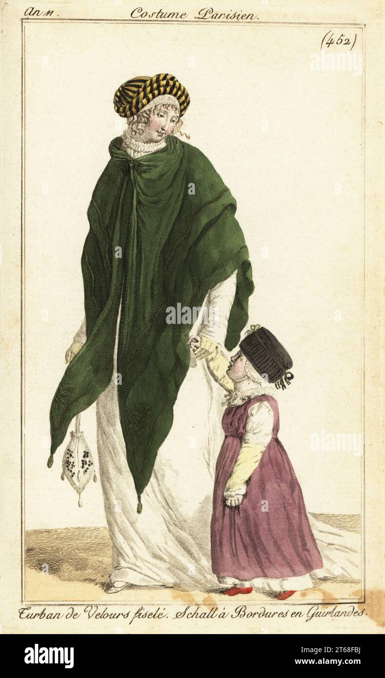 Donna e bambino alla moda, Parigi, 1803. Indossa un turbante di velluto filettato, scialle verde con ghirlande e porta con sé una borsa ridicola con coulisse. Turban de Velours fiselé. Schall à Bordures en Guirlandes. Incisione in copperplate a mano da Pierre de la Mesangeres Journal des Dames et des Modes, Magazine of Women and Fashion, Paris, An 11, 1803. Illustrazioni di Carle Vernet, Jean-Francois Bosio, Dominique Bosio e Philibert Louis Debucourt, incise da Pierre-Charles Baquoy. Foto Stock