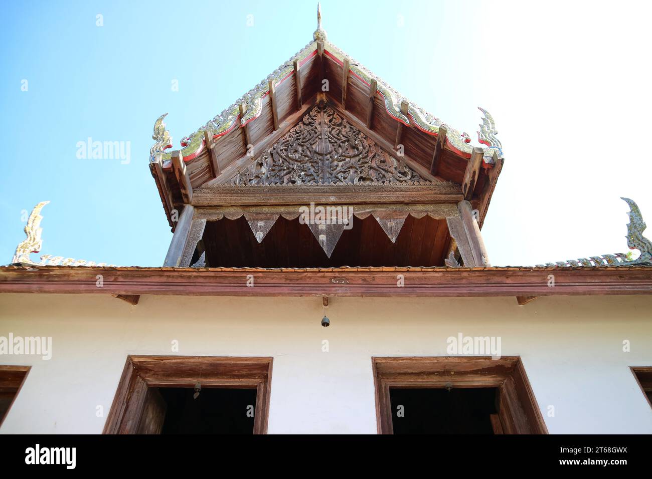 Splendido timpano storico della sala sermone del Tempio di Wat Choeng Tha ad Ayutthaya, Thailandia Foto Stock