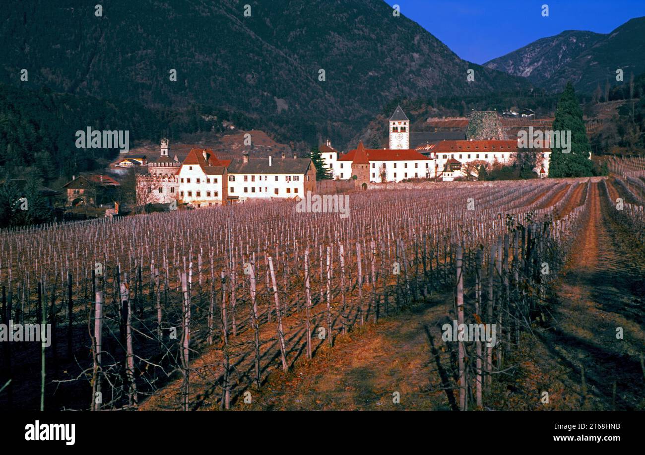 Abbazia di Neustift o abbazia di Novacella. Vista dell'abbazia dal sud in inverno. Foto Stock