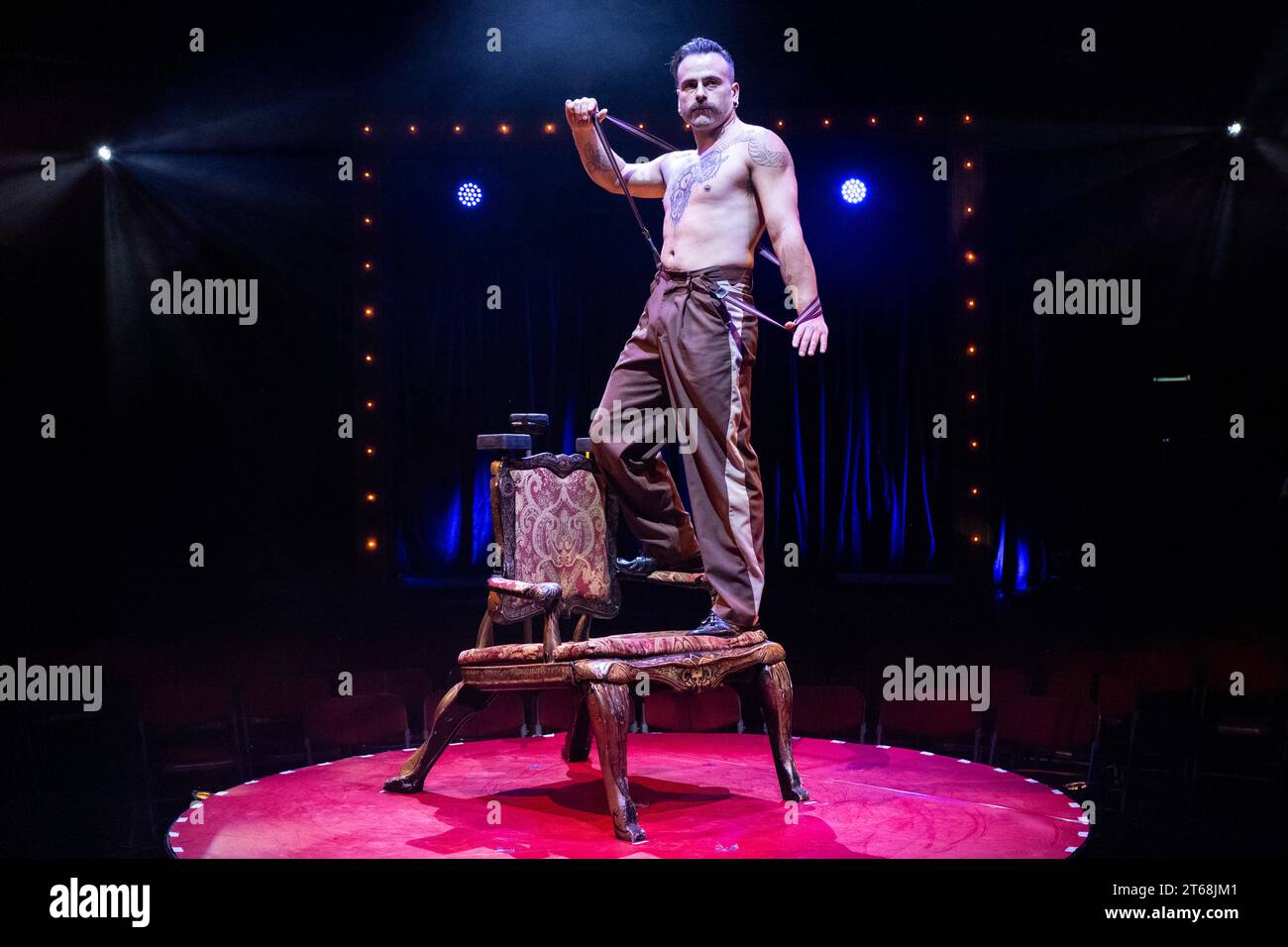 Londra, Regno Unito. 9 novembre 2023. Aaron Marshall, ballerino a mano, si esibisce in una photocall per la Clique vincitrice dell'Olivier Award presso Underbelly's spiegeltent in Leicester Square. Lo spettacolo apre al pubblico dal 15 novembre al 6 gennaio 2024. Crediti: Stephen Chung / Alamy Live News Foto Stock