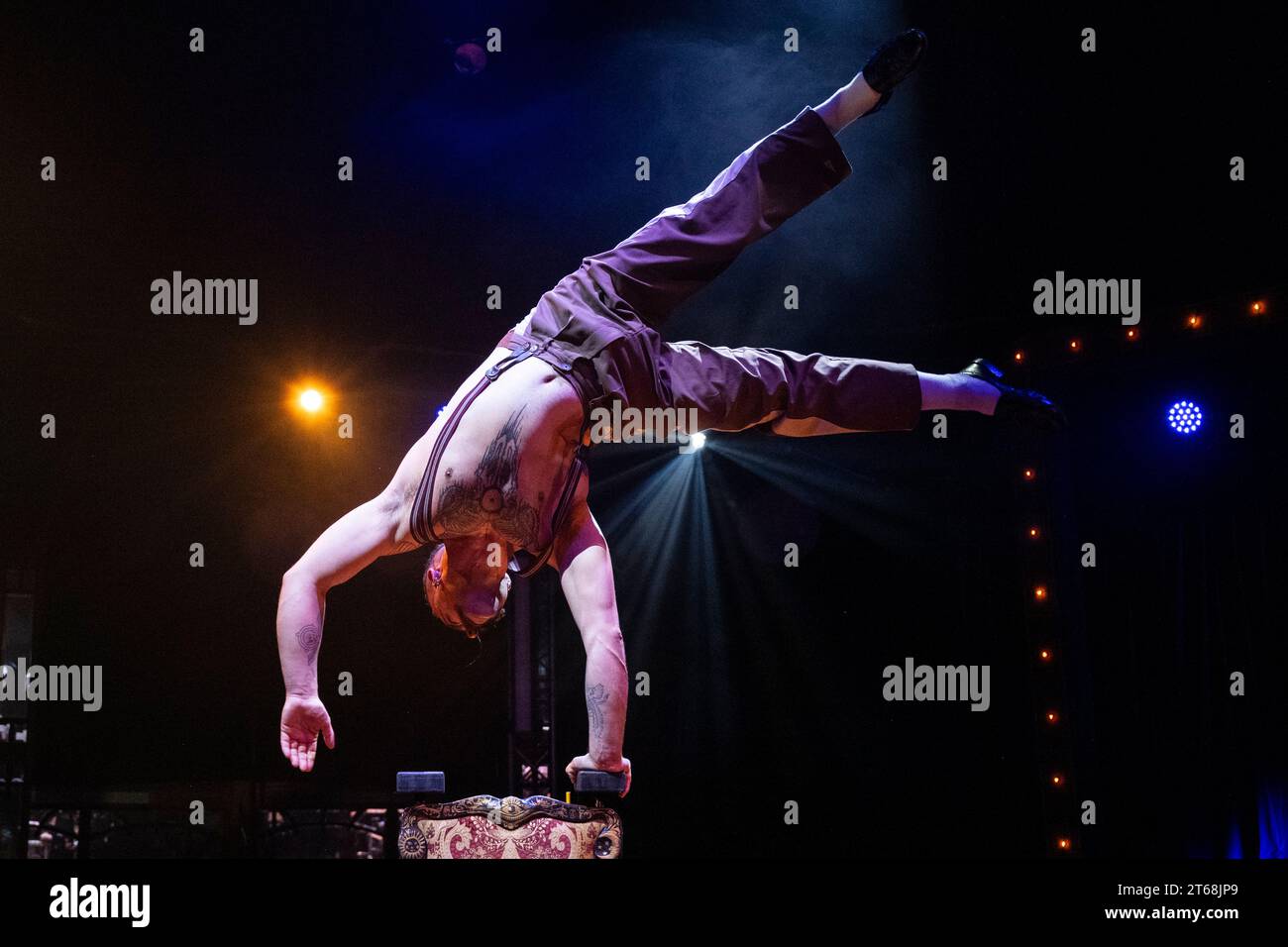 Londra, Regno Unito. 9 novembre 2023. Aaron Marshall, ballerino a mano, si esibisce in una photocall per la Clique vincitrice dell'Olivier Award presso Underbelly's spiegeltent in Leicester Square. Lo spettacolo apre al pubblico dal 15 novembre al 6 gennaio 2024. Crediti: Stephen Chung / Alamy Live News Foto Stock