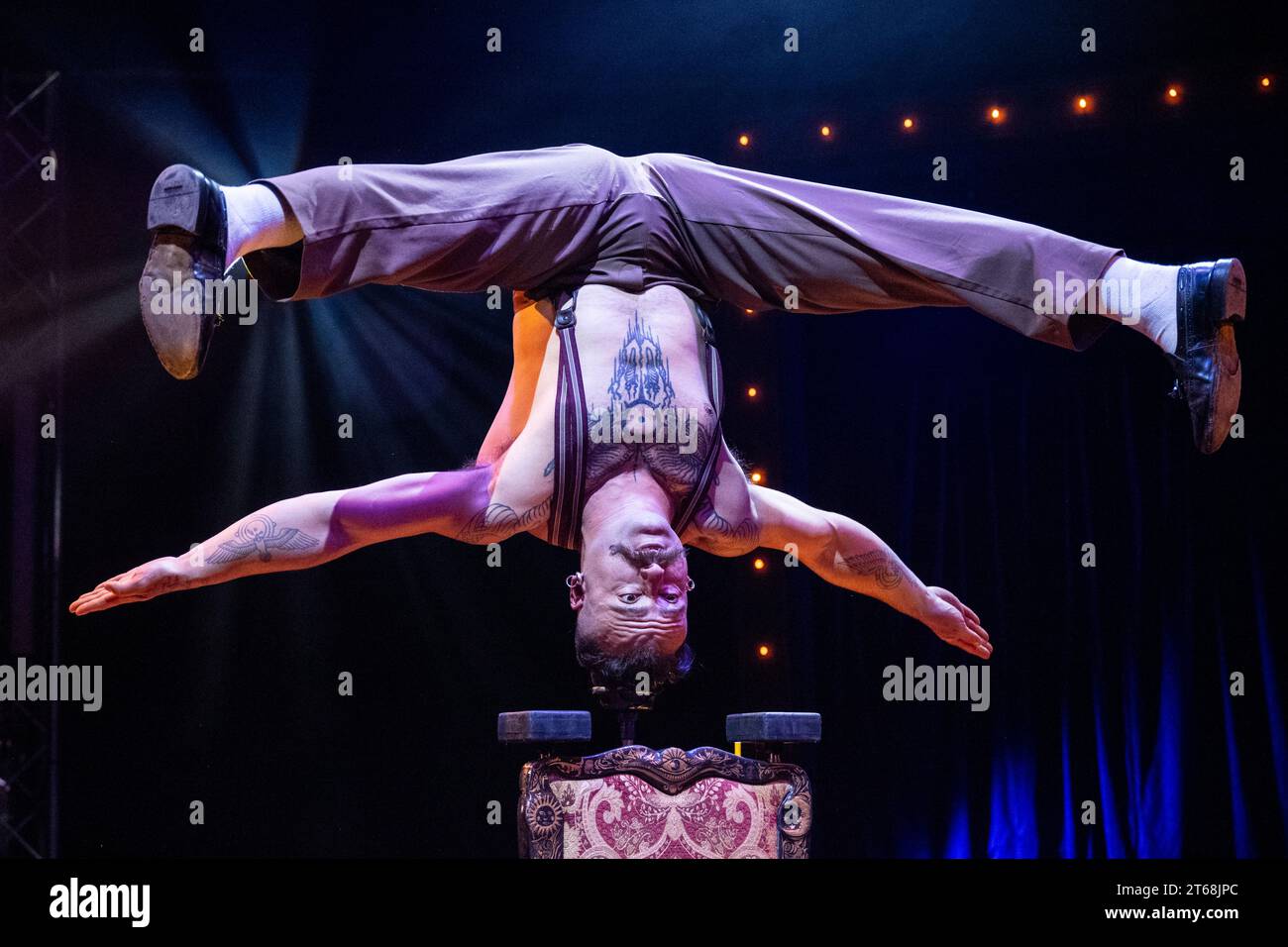Londra, Regno Unito. 9 novembre 2023. Aaron Marshall, ballerino a mano, si esibisce in una photocall per la Clique vincitrice dell'Olivier Award presso Underbelly's spiegeltent in Leicester Square. Lo spettacolo apre al pubblico dal 15 novembre al 6 gennaio 2024. Crediti: Stephen Chung / Alamy Live News Foto Stock