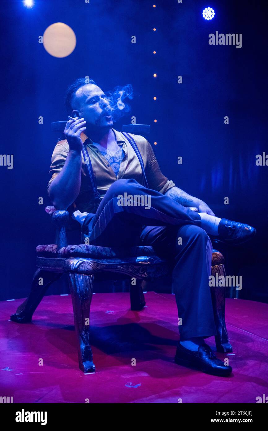 Londra, Regno Unito. 9 novembre 2023. Aaron Marshall, ballerino a mano, si esibisce in una photocall per la Clique vincitrice dell'Olivier Award presso Underbelly's spiegeltent in Leicester Square. Lo spettacolo apre al pubblico dal 15 novembre al 6 gennaio 2024. Crediti: Stephen Chung / Alamy Live News Foto Stock