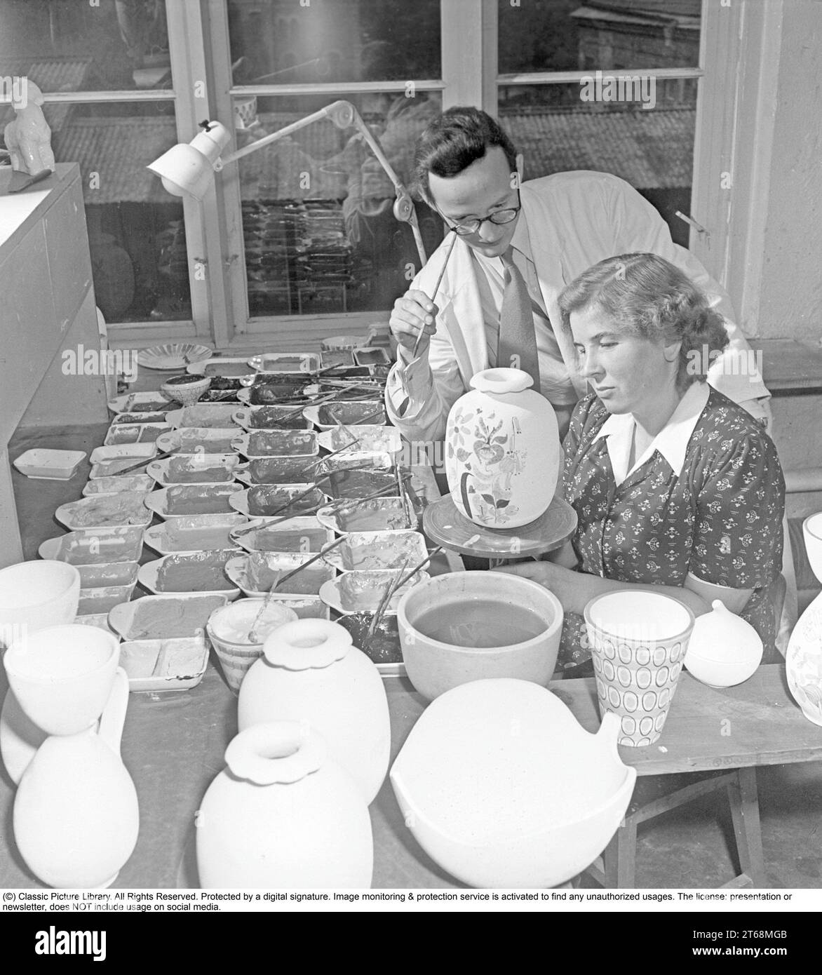 Stig Lindberg (Umeå, 17 agosto 1916 – San felice Circeo, 7 aprile 1982) è stato un designer svedese di ceramica, vetro, tessile, industriale, pittore, e illustratore. Uno dei più importanti designer svedesi del dopoguerra, Lindberg creò stravaganti ceramiche da studio e graziose linee di stoviglie durante una lunga carriera nella fabbrica di ceramica Gustavsberg. Stig Lindberg ha studiato pittura presso l'University College of Arts, Crafts and Design. Nel 1937, andò a lavorare a Gustavsberg sotto Wilhelm Kåge. Nel 1949 fu nominato successore di Kåge come direttore artistico. Da questo per Foto Stock