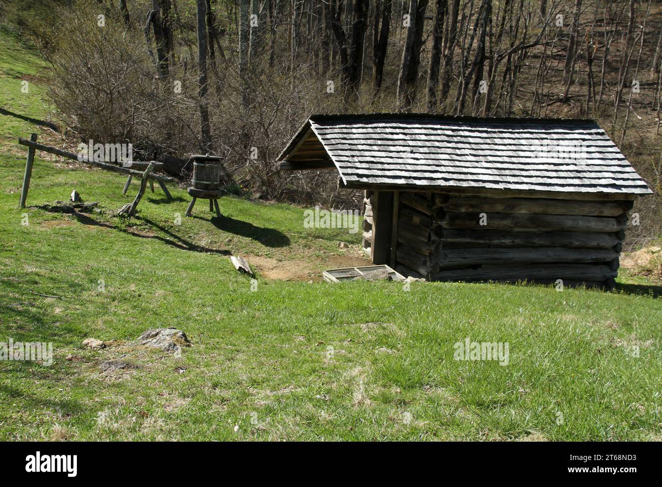 Vecchia struttura presso la storica Johnson Farm nella Blue Ridge Parkway della Virginia, USA. Foto Stock