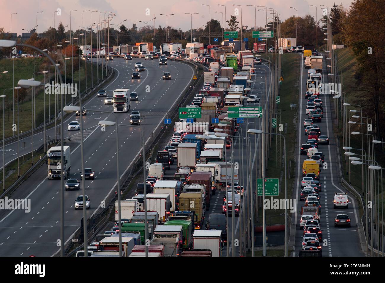 Ingorgo stradale sulla superstrada S6 denominata Obwodnica Trojmiasta (Tricity Beltway) fino all'autostrada A1 a Danzica, Polonia © Wojciech Strozyk / Alamy Stock Photo Foto Stock