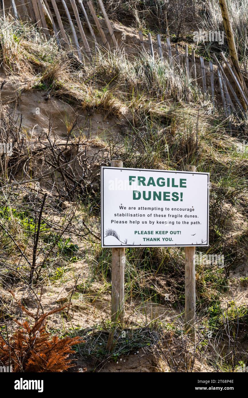 Un segnale di avvertimento del fragile sistema di dune a Mawgan Porth in Cornovaglia, nel Regno Unito. Foto Stock