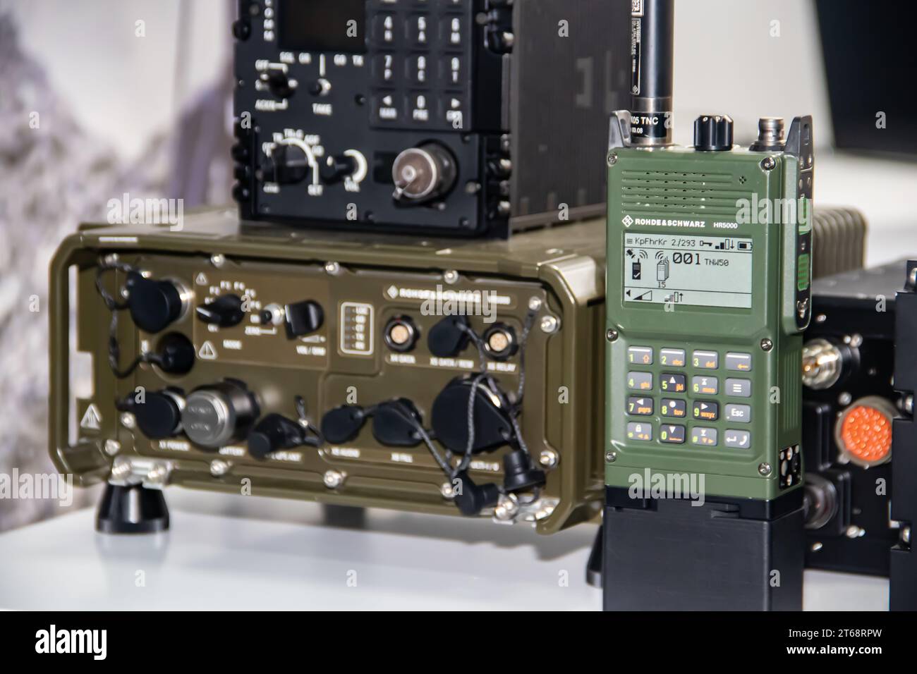 Apparecchiature radio militari, stazioni radio HF e VHF, esposte all'esposizione militare a Belgrado, Serbia Foto Stock