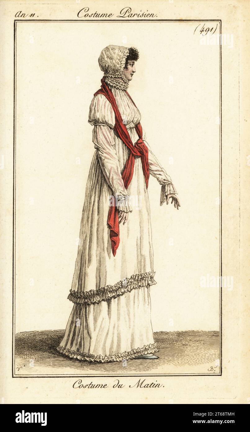 Abito da donna al mattino con berretto in pizzo, colletto in padella, tunica bianca e abito, scialle scarlatto, 1803. Costume du Matin. Incisione in copperplate a mano di Pierre-Charles Baquoy in onore di Carle Vernet di Pierre de la Mesangeres Journal des Dames et des Modes, Magazine of Women and Fashion, Paris, An 11, 1803. Foto Stock