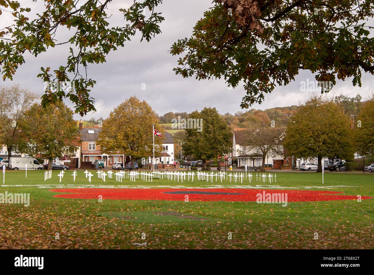 Wooburn Green, Regno Unito. 9 novembre 2023. Questo fine settimana, a Wooburn Green, nel Buckinghamshire, è stato dipinto un bellissimo e enorme cifrario di papavero, con le parole Wooburn Green che ricorderemo. Ci sono volute tre ore per completarlo, il papavero di 3 metri è stato progettato e dipinto dal giardiniere locale e dal direttore dei contratti della Groundtel, Danny Perkins. I primi Wooburn Scouts hanno anche collocato 146 croci commemorative accanto al papavero in memoria degli abitanti locali che morirono durante la prima e la seconda guerra mondiale. Credito: Maureen McLean/Alamy Live News Foto Stock