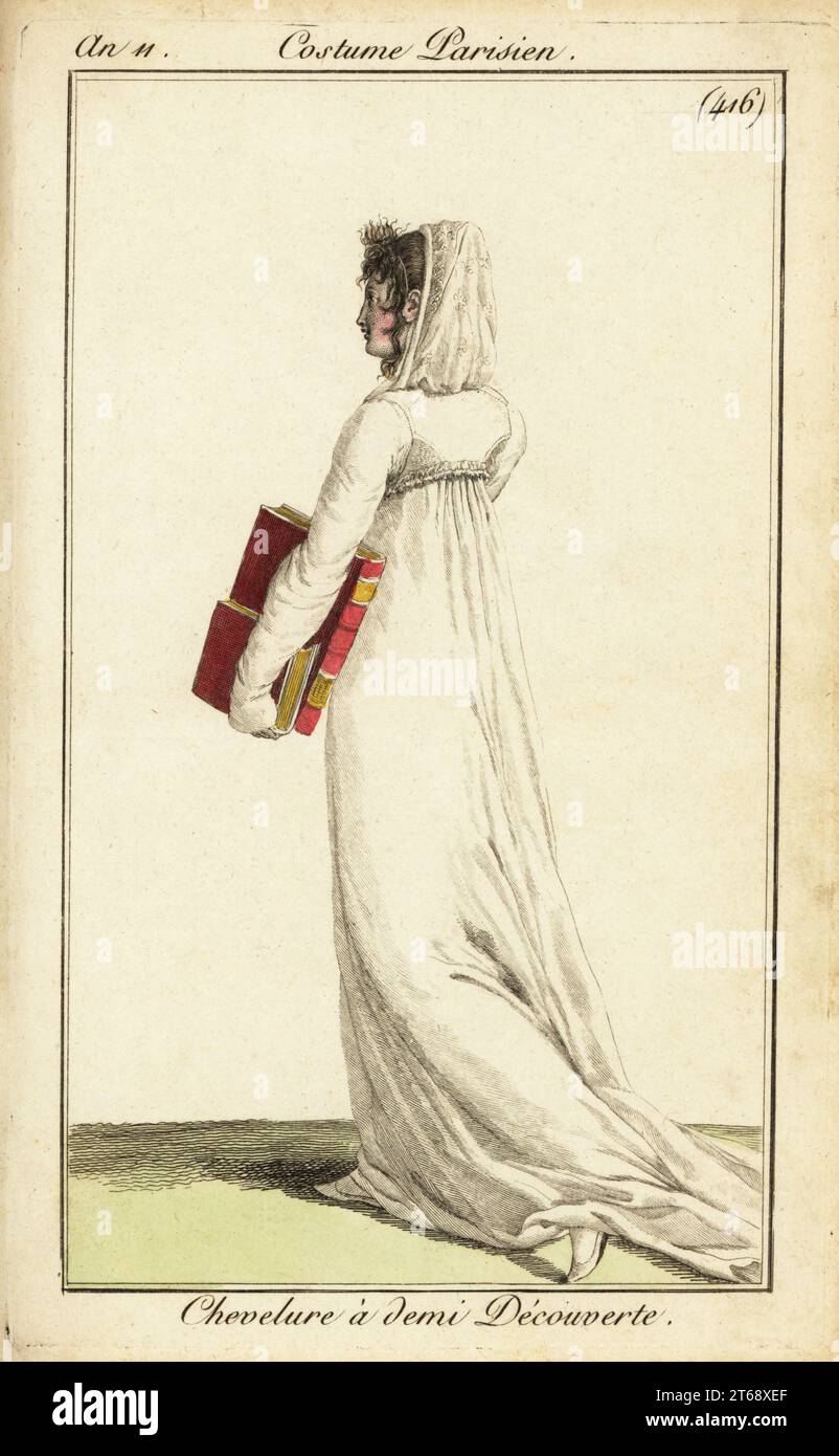 Donna in abito bianco che indossa un velo sopra la metà dei capelli con libri rilegati in pelle, Paris 1802. Chevelure a demi decouverte. Incisione in copperplate a mano da Pierre de la Mesangeres Journal des Dames et des Modes (rivista delle donne e della moda), Parigi, An 11, 1802. Illustrazioni di Carle Vernet, Jean-Francois Bosio, Dominique Bosio e Philibert Louis Debucourt, incise da Pierre-Charles Baquoy. Foto Stock