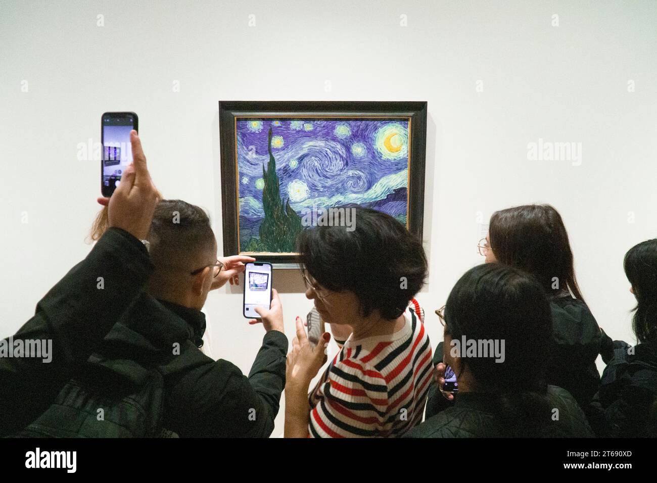 Manhattan, USA, 30 ottobre 2023: I visitatori del MOMA di New York frequentano la "notte stellata" di Vincent van Gogh dal 1889. Il dipinto, in parte realizzato Foto Stock
