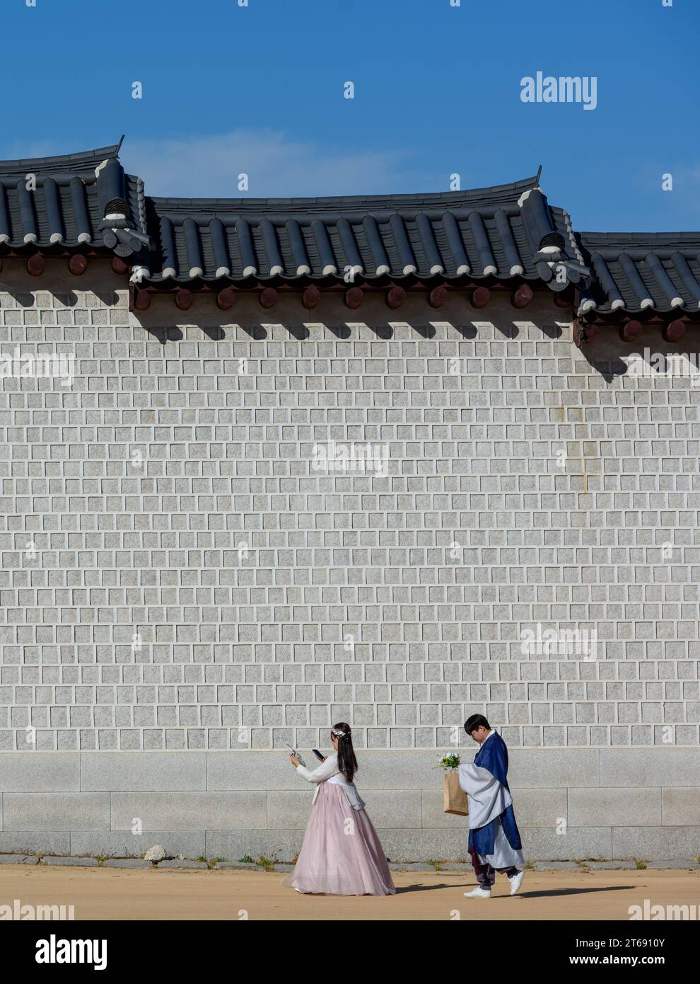 Seoul, Corea del Sud. 8 novembre 2023. I turisti che indossano Hanbok, il tradizionale costume coreano, visitano il Palazzo Gyeongbokgung a Seoul. Il Palazzo Gyeongbokgung era il principale palazzo reale della dinastia Joseon. Fu costruito nel 1395 e si trova nella parte settentrionale di Seul, in Corea del Sud. Il Palazzo Gyeongbokgung è il più grande dei cinque palazzi principali della dinastia Joseon ed era la residenza della famiglia reale e la sede del governo. (Foto di Kim Jae-Hwan/SOPA Images/Sipa USA) credito: SIPA USA/Alamy Live News Foto Stock