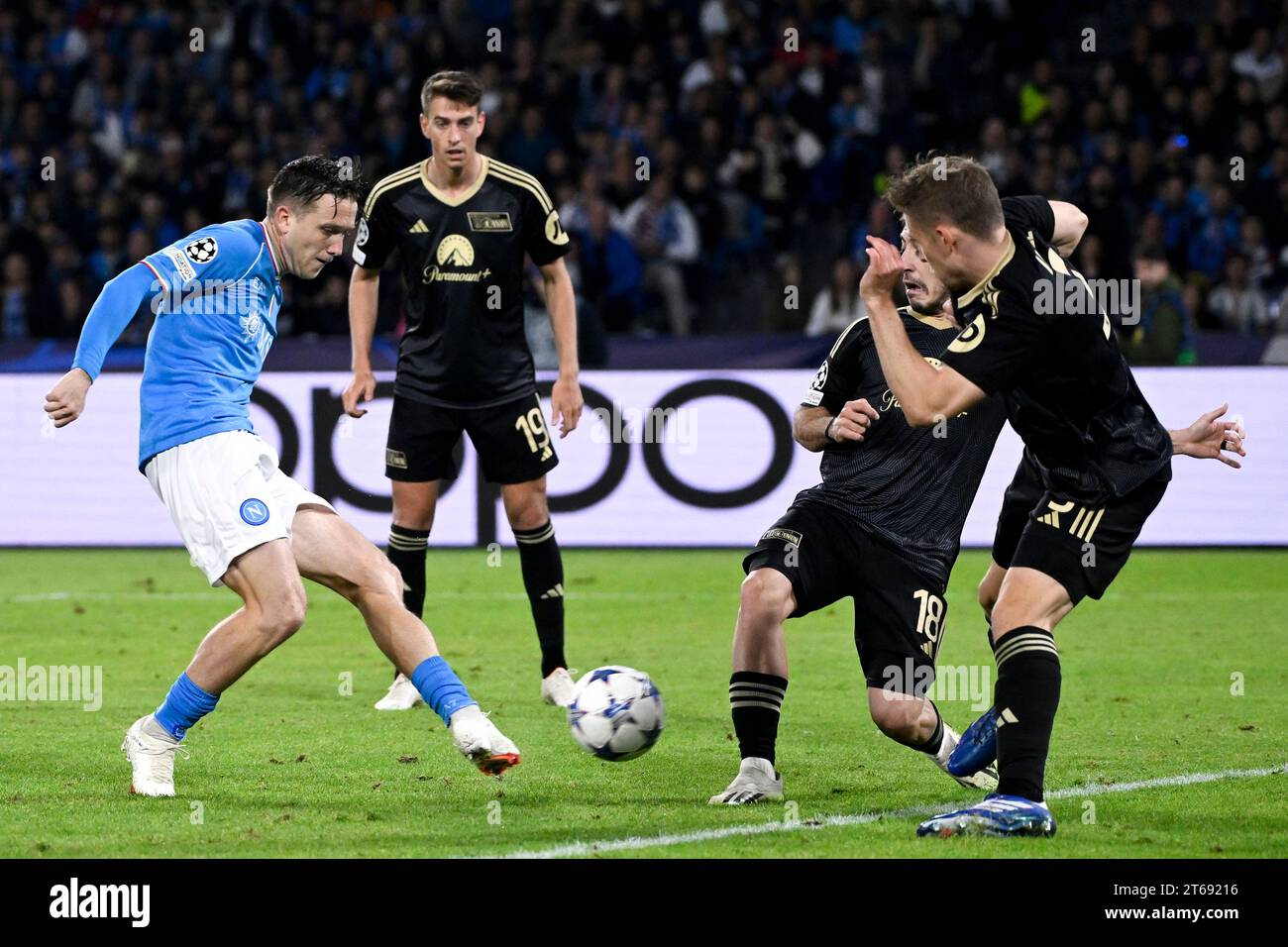 Piotr Zielinski dell'SSC Napoli, Josip Juranovic e Paul Jaeckel dell'FC Union Berlin durante la partita di calcio del gruppo C di Champions League tra l'SSC Napoli e l'FC Union Berlin allo stadio Diego Armando Maradona di Napoli (Italia), 8 novembre 2023. Foto Stock