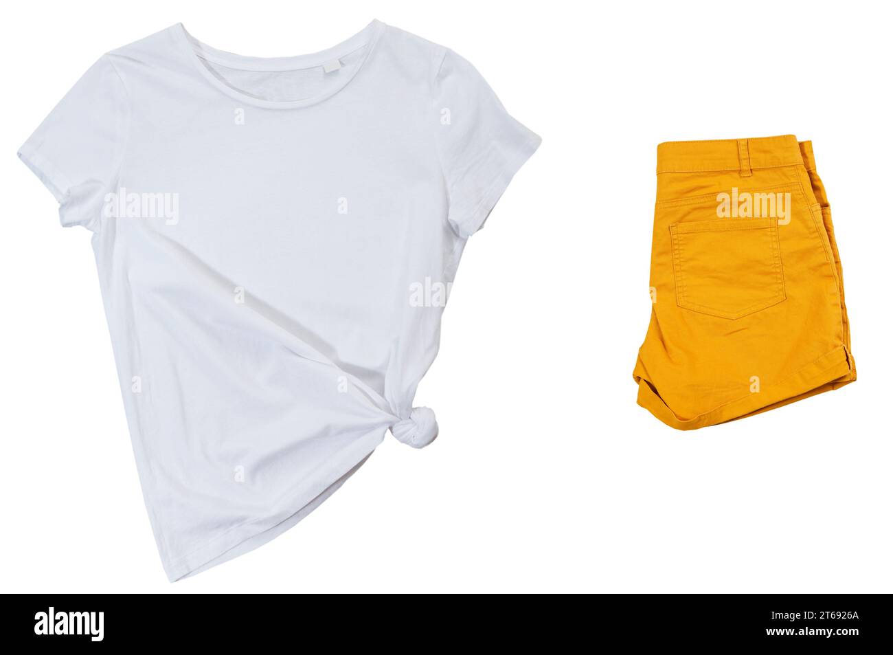 T-shirt bianca e camicie arancioni su sfondo bianco Foto Stock