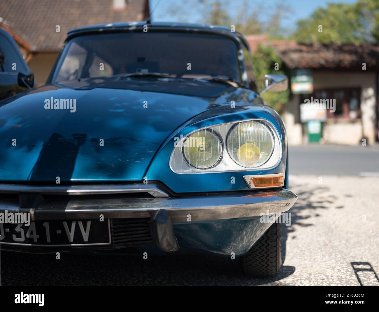 Dettaglio frontale di una classica Citroen DS blu parcheggiata per strada in Francia Foto Stock