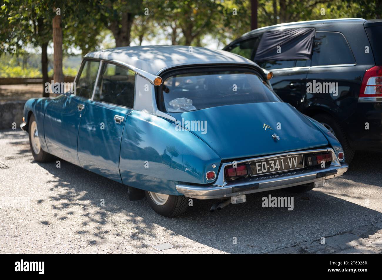 Dettaglio della parte posteriore di una classica Citroen DS blu parcheggiata per strada in Francia Foto Stock