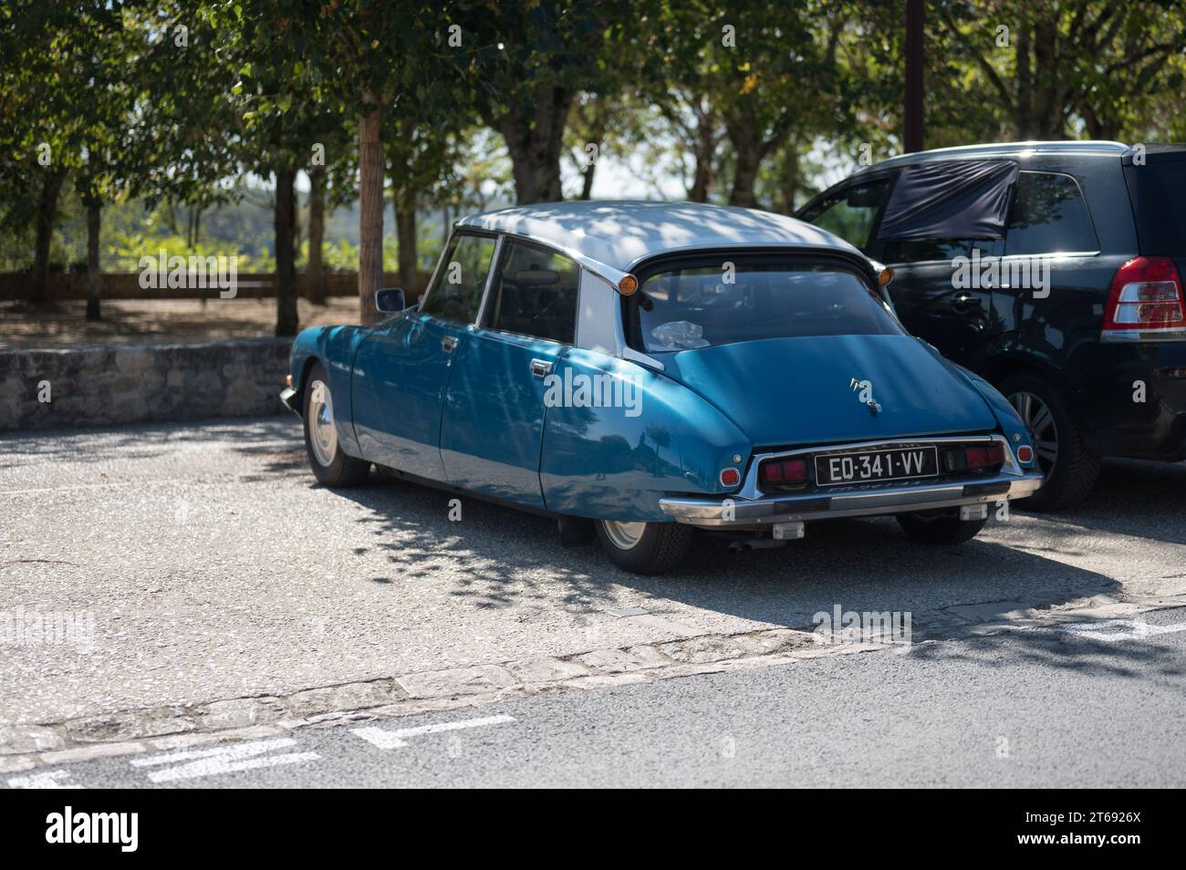 Dettaglio della parte posteriore di una classica Citroen DS blu parcheggiata per strada in Francia Foto Stock