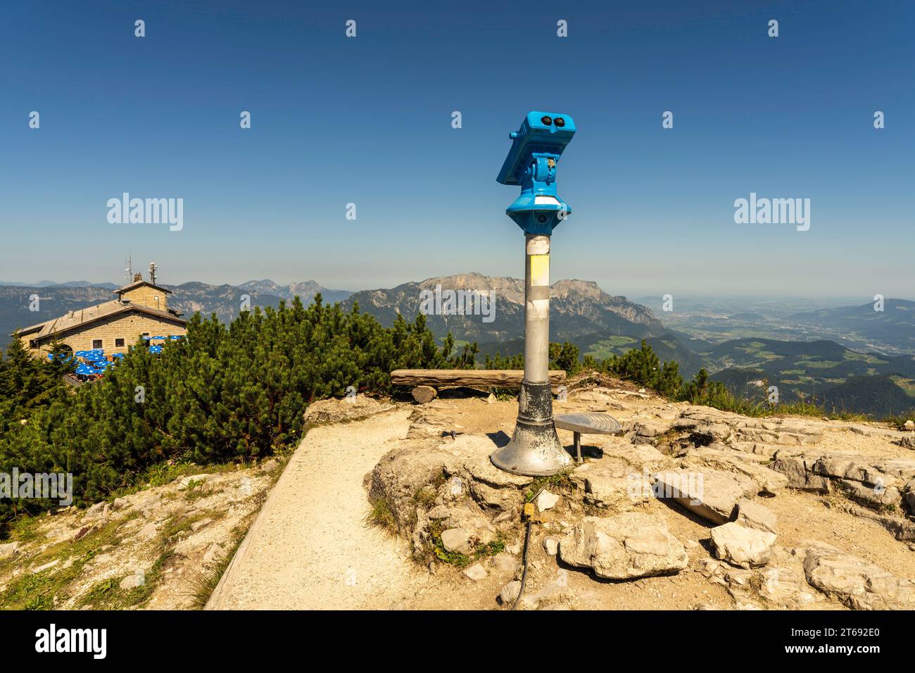 Telescopio affacciato sulle Alpi Bavaresi tedesche con Kehlsteinhaus, il nido dell'Aquila sullo sfondo. Una vista panoramica panoramica delle montagne. Foto Stock