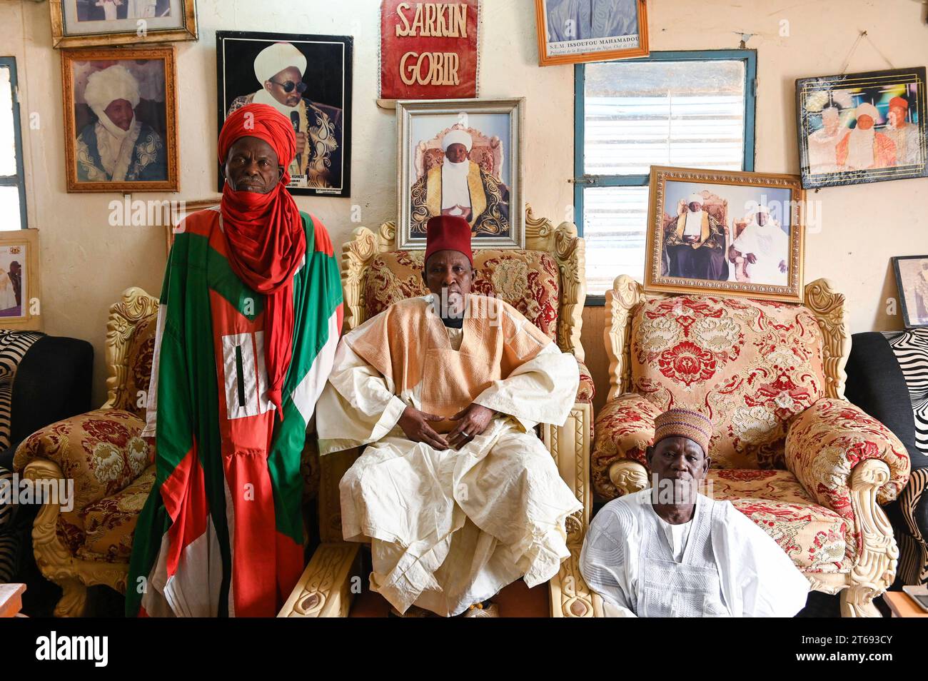 Niger, Maradi NIGER, Maradi, Tibiri, palazzo del sultano di Gobir, centro: Sultan Abdou balla Marafa, destra: Suo fratello, sinistra: Guardia del palazzo Maradi Niger credito: Imago/Alamy Live News Foto Stock