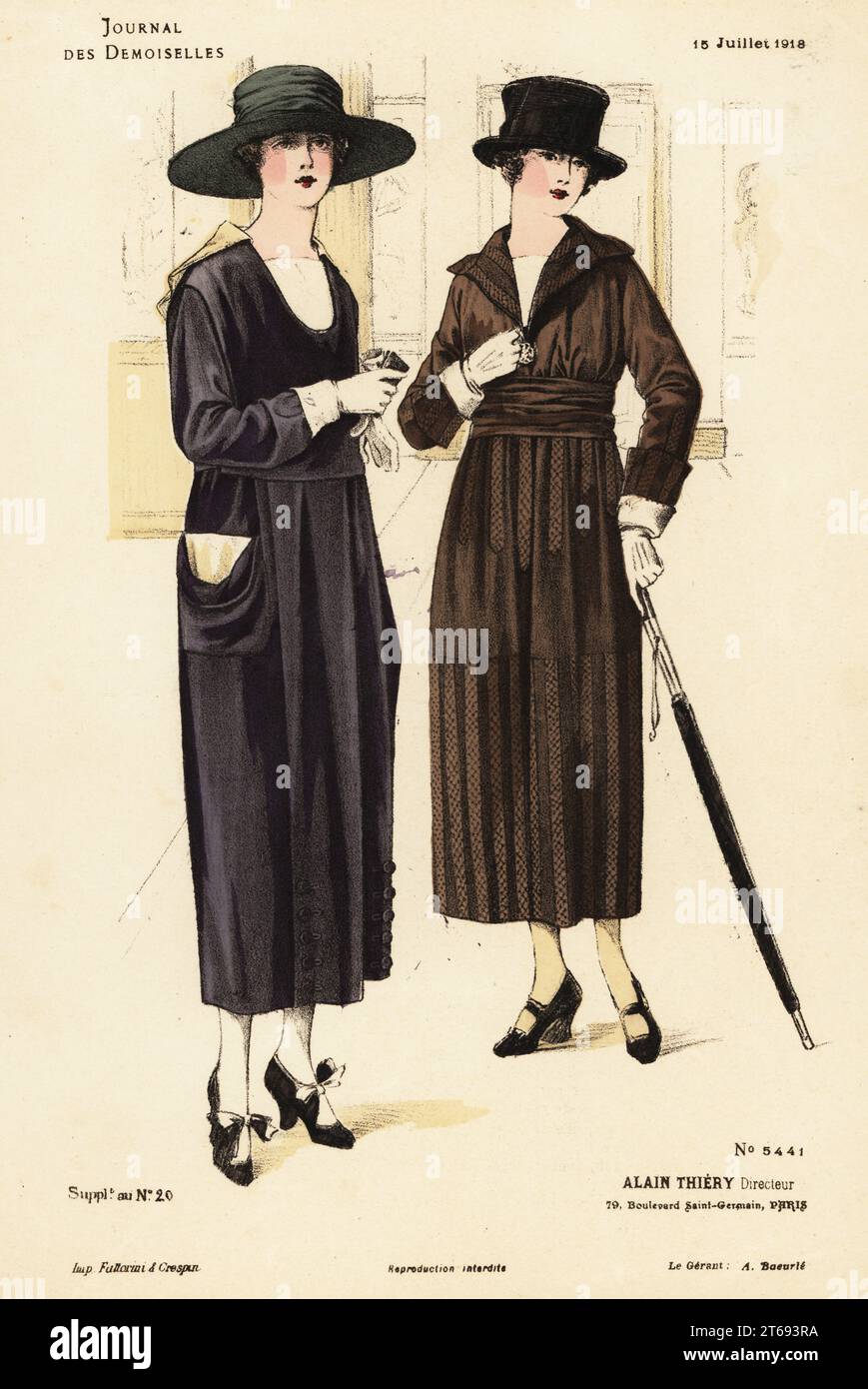 Due donne alla moda in una galleria, WWI. Uno con cappello a spigola, abito a forma di polpaccio con tasche grandi e colletto da marinaio. Uno con cappello maschile, bastone da passeggio e guanti. Litografia colorata a mano di Fattorini & Crespin della rivista di moda Alain Thierys Journal des Demoiselles, 79 Boulevard Saint-Germain, Parigi, Francia, 15 luglio, 1918. Foto Stock