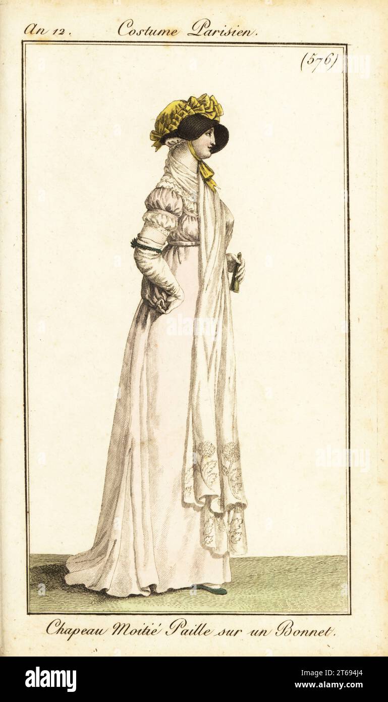 Donna alla moda con cofano in tessuto con visiera in paglia, abito rosa, scialle bianco, Parigi, 1804. Chapeau moitie Paille sur un Bonnet. Incisione in copperplate a mano da Pierre de la Mesangeres Journal des Dames et des Modes, Magazine of Women and Fashion, Paris, An 12, agosto 1804. Illustrazioni di Carle Vernet, Jean-Francois Bosio, Dominique Bosio e Philibert Louis Debucourt, incise da Pierre-Charles Baquoy. Foto Stock