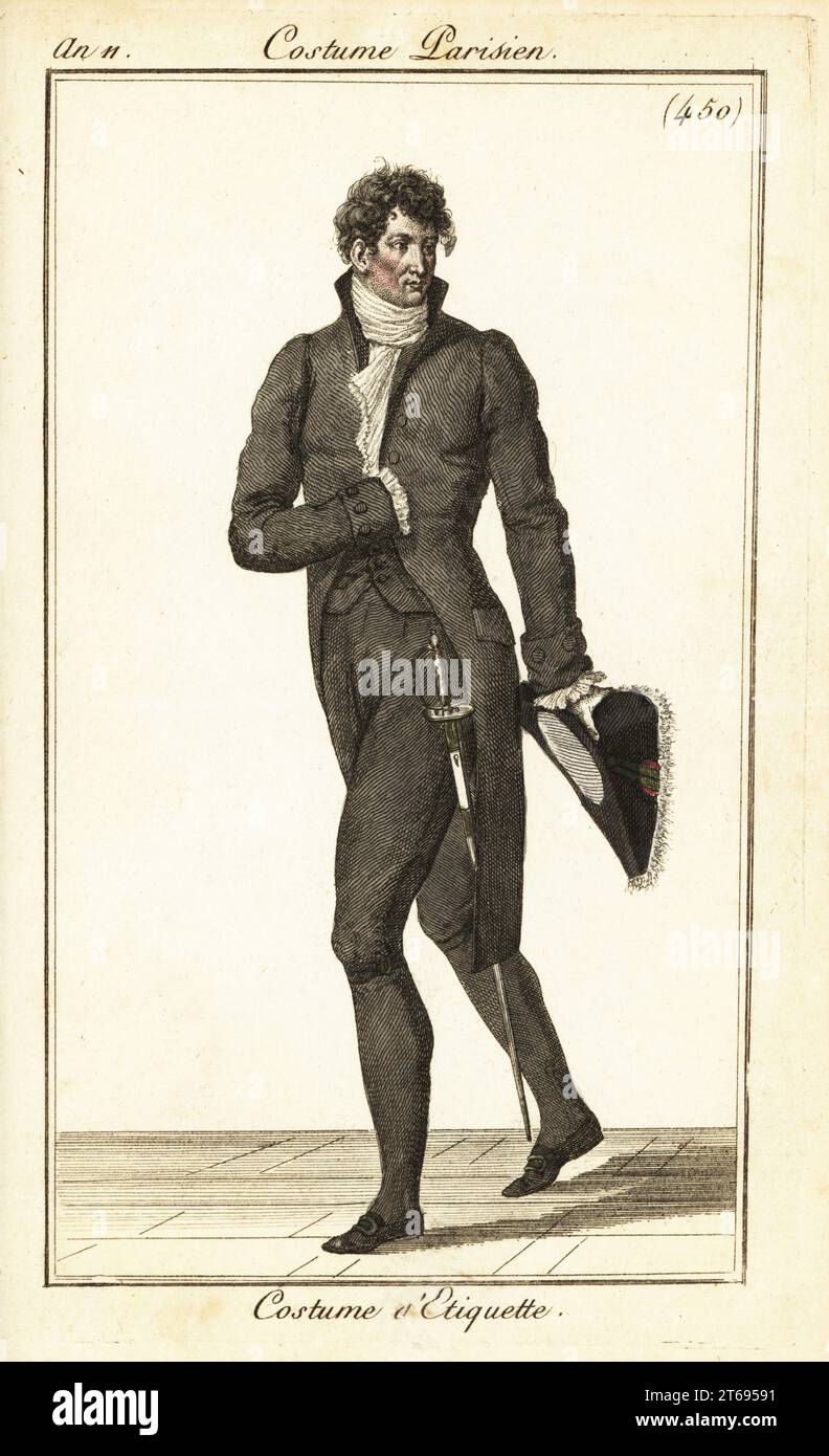 Dandy francese in costume da corte, Parigi, 1803. Indossa un camice nero, gilet, breeches, tubo, spada. Ha un bicorno. Costume detiquette. Incisione in copperplate a mano da Pierre de la Mesangeres Journal des Dames et des Modes, Magazine of Women and Fashion, Paris, An 11, 1803. Illustrazioni di Carle Vernet, Jean-Francois Bosio, Dominique Bosio e Philibert Louis Debucourt, incise da Pierre-Charles Baquoy. Foto Stock