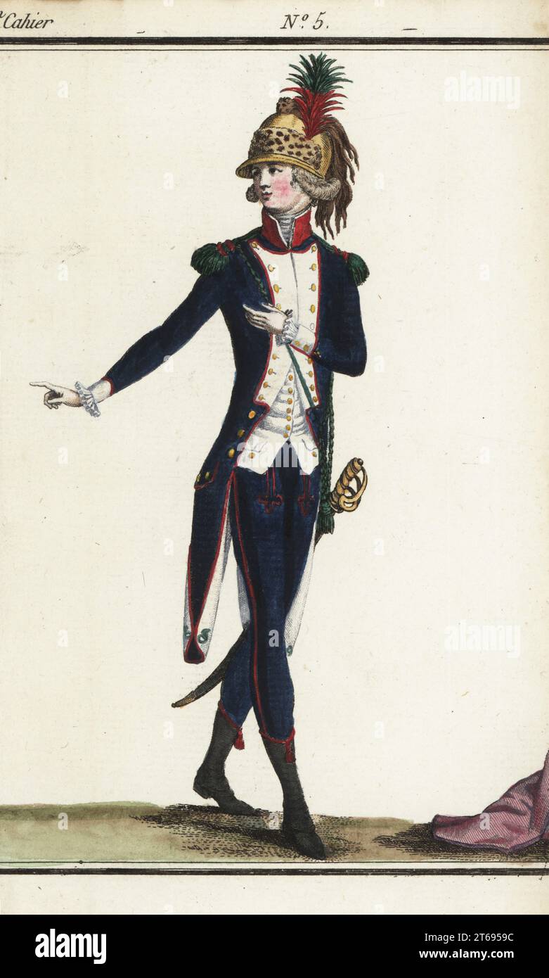 cacciatore francese in uniforme in casque di rame con pelle di tigre, aigrette e coda di pelo di cavallo, spalline verdi, cappotto come quello dei Fucilieri della Nationale Garde Parisinne, pantaloni blu, giarrettiere di brodechino, armati di sciabola. Incisione su copperplate a mano di Jean-Antoine le Brun o Lebrun-Tossas Journal de la Mode et du Gout, precedentemente Cabinet des Modes, Chez Buisson, Parigi, e Joseph le Boffe, Londra, 3me Cahier, 15 marzo 1790. Foto Stock