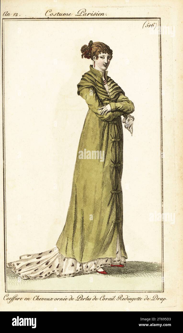 Donna in cappotto di lana con molti collari. I suoi capelli sono legati con perle di corallo. Coeffure en Cheveux ornee de Perles de Corail. Redingotte de Drap. Incisione in copperplate a mano da Pierre de la Mesangeres Journal des Dames et des Modes, Magazine of Women and Fashion, Paris, An 12, dicembre 1803. Illustrazioni di Carle Vernet, Jean-Francois Bosio, Dominique Bosio e Philibert Louis Debucourt, incise da Pierre-Charles Baquoy. Foto Stock