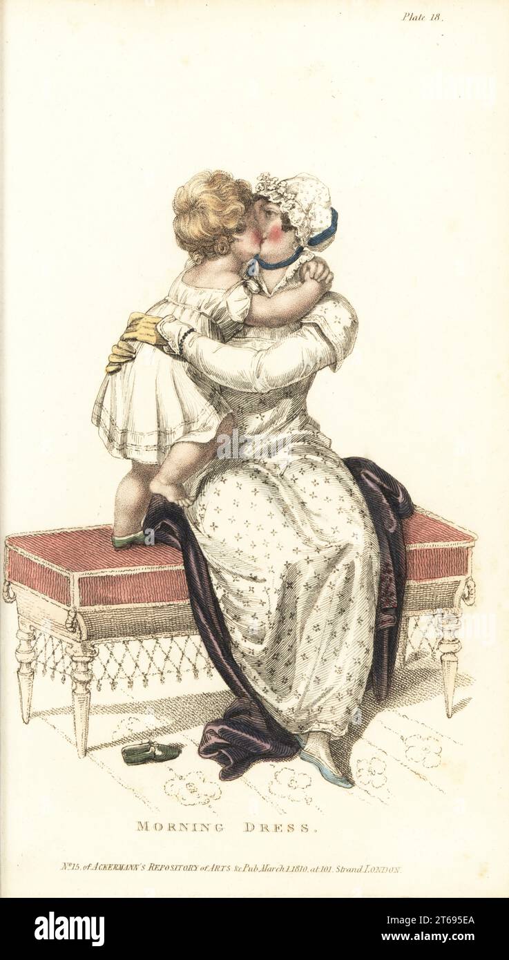 Regency madre e bambino giocando su un divano, 1810. Donna in abito mattutino di mussola morava macchiata o fiorita, colletto alare alto, pizzo matron cappuccio legato con nastro, pantofole capretto grigio, sciarpa di seta francese. Targa 18, marzo 1 1810. Incisione in copperplate a mano di Thomas Uwins dal Rudolph Ackermann's Repository of Arts di Londra. Foto Stock