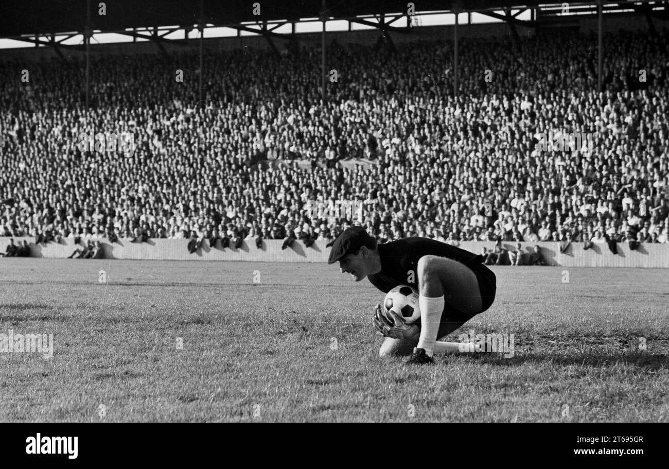 Giornata 1 della Bundesliga 24.08.1963 TSV Muenchen 1860 - Eintracht Braunschweig 1:1 / portiere Petar Radenkovic (1860) tiene la palla. Sullo sfondo la tribuna completa [traduzione automatizzata] Foto Stock