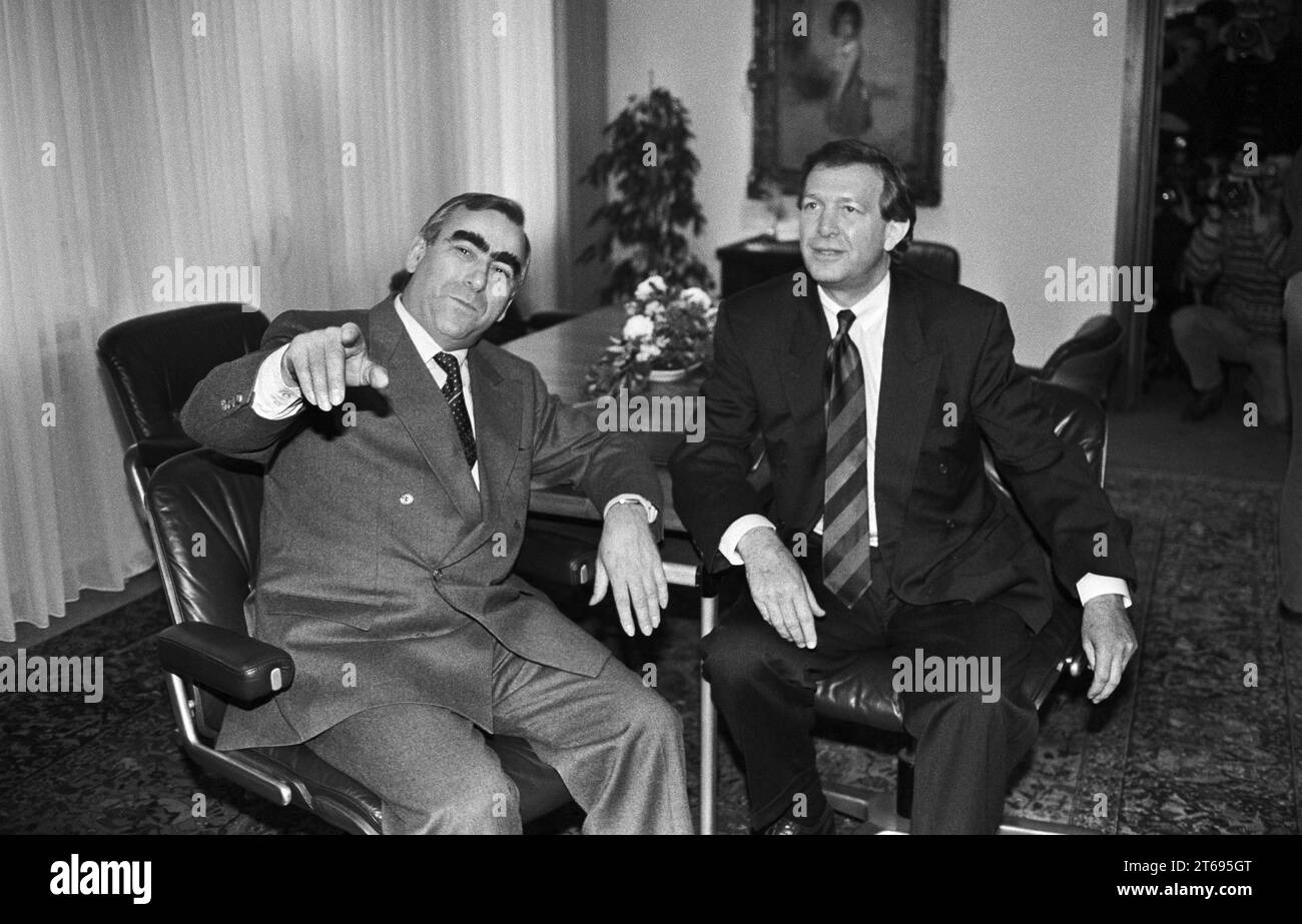 Germania, Bonn, 01/26/1993 Archivio: 38-59-09 per il vostro archivio foto: Ministro federale delle finanze Theo Waigel e ministro federale dell'economia Guenter Rexrodt [traduzione automatizzata] Foto Stock