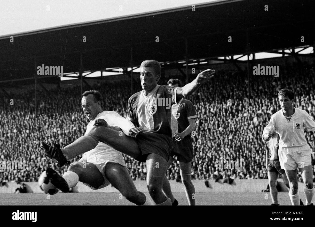 1) giornata di calcio Bundesliga 24.08.1963 TSV Muenchen 1860 - Eintracht Braunschweig 1:1 / Alfons Stemmer (TSV 1860) Aktion Against Jürgen Moll (Eintracht) [traduzione automatizzata] Foto Stock