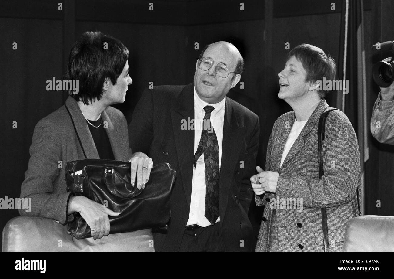 Germania, Bonn, 03/17/1993 Archivio: 39-49-29 Meeting Federal Cabinet Photo: f.l.T.r.: Hannelore Roensch, Wolfgang Boetsch e Angela Merkel [traduzione automatizzata] Foto Stock