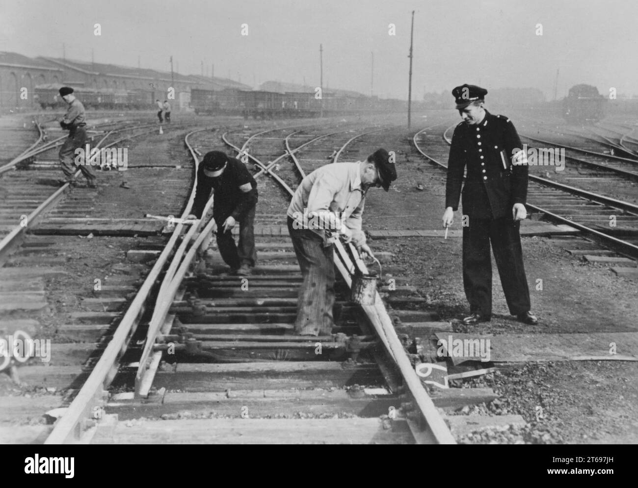 Funzionari della Reichsbahn tedesca durante i lavori di binari nella Francia occupata (2° da sinistra e destra). Indossano una fascia con la scritta Deutsche Wehrmacht sul braccio superiore. Foto: Schlickum [traduzione automatizzata] Foto Stock