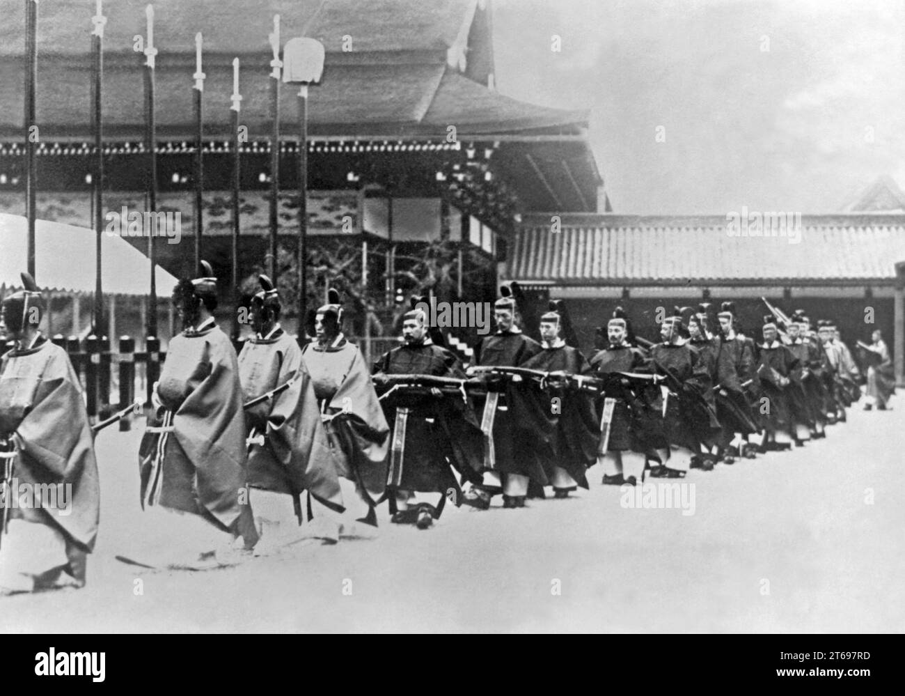 Sacerdoti shintoisti dopo la cerimonia di consegna delle insegne del trono sul terreno del Palazzo Imperiale di Kyoto. Sullo sfondo la sala Shishinden, dove si trova il trono. [traduzione automatica] Foto Stock