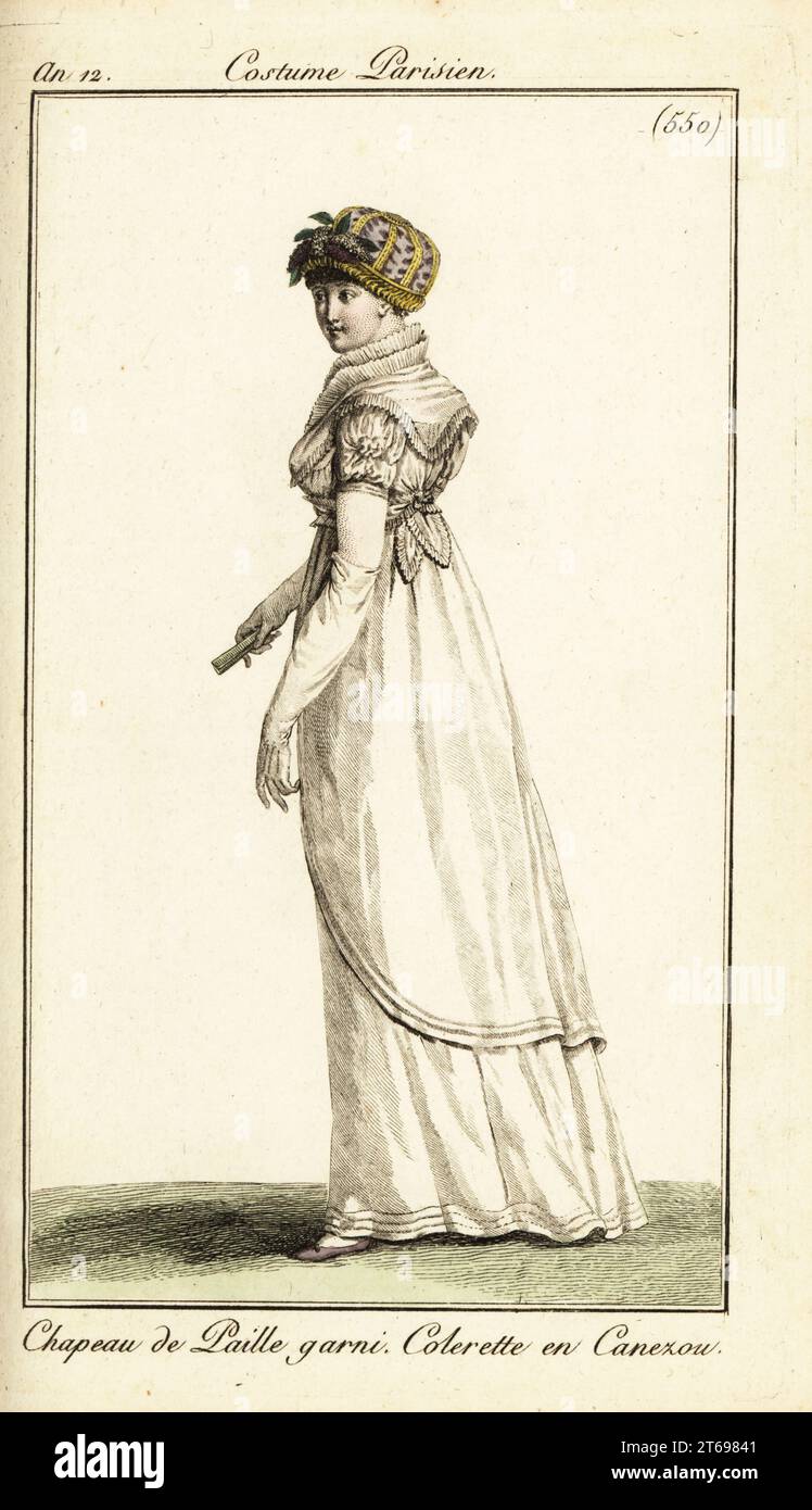 Donna alla moda con colletto canezou. Il cappellino canezou in mussola ha un colletto con collo e si infila nella cintura. Il suo cappello di paglia è decorato con tessuti stampati e fiori. Chapeau de Paille garni, Colerette en Canezou. Incisione in copperplate a mano da Pierre de la Mesangeres Journal des Dames et des Modes, Magazine of Women and Fashion, Paris, An 12, aprile 1804. Illustrazioni di Carle Vernet, Jean-Francois Bosio, Dominique Bosio e Philibert Louis Debucourt, incise da Pierre-Charles Baquoy. Foto Stock