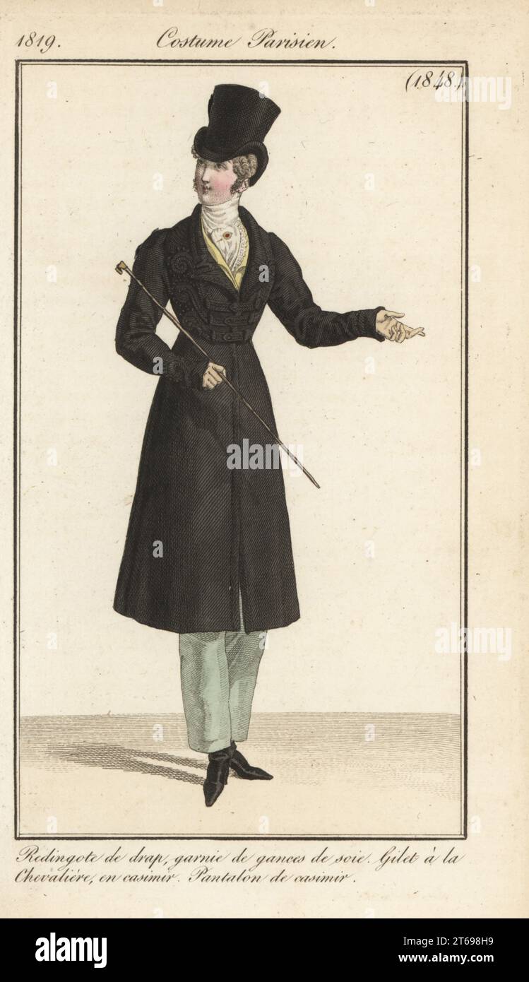 Gentleman francese con cappello, mantello in lana con bottoni in seta, gilet in cavalleria cashmere, pantaloni pettinati, con canna da zucchero. Redingote de drap, garnie de gances de soie, gilet a la chevaliere, en casimir, pantalon de casimir. Incisione a mano su un piatto di moda di Louis Marie Lante di Pierre de la Mesangeres Journal des Dames et des Modes, Magazine of Women and Fashion, Parigi, 1819. Foto Stock