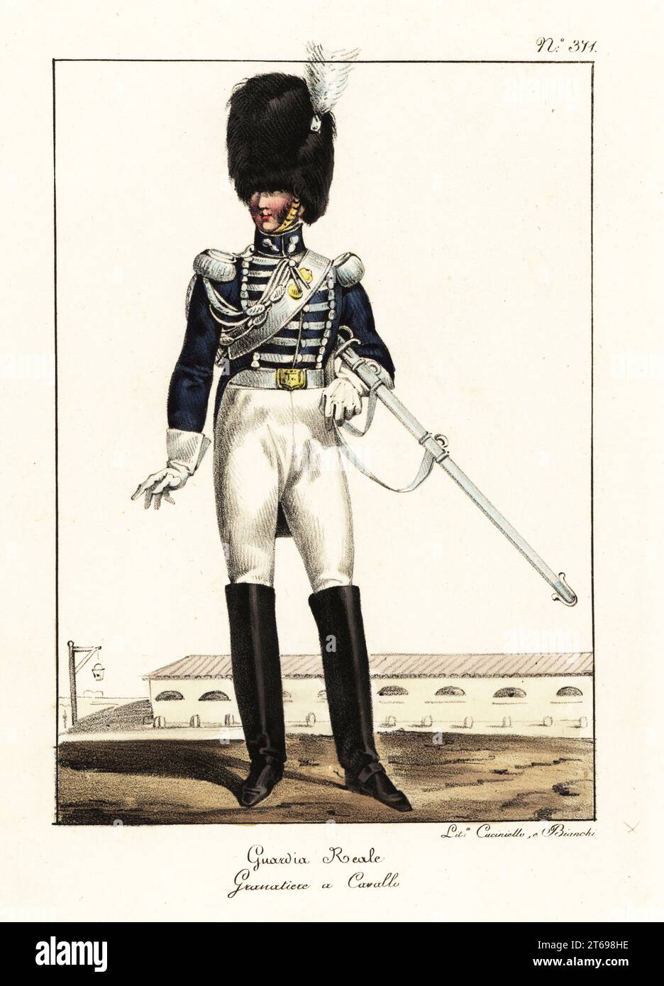 Granatiere a cavallo della Guardia reale francese, restaurazione borbonica. In pelle d'orso con pennello, cappotto blu con spalline bianche e rana, pantaloncini, stivali, armati di spada. Garde Royale, Grenadier a Cheval. Litografia colorata a mano di Lorenzo Bianchi e Domenico Cuciniello dopo Hippolyte Lecomte da Costumi civili e militari della monarchia francese dal 1200 al 1820, Napoli, 1825. Edizione italiana dei Lecomti costumi civili e militari della monarchia francese dal 1200 al 1820. Foto Stock