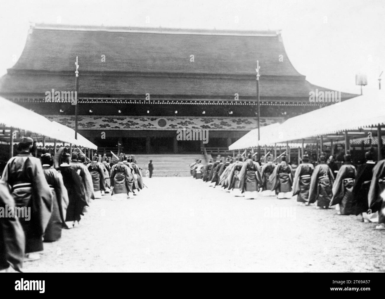 Vista della sala Shishinden durante la cerimonia di consegna delle insegne di ufficio all'imperatore Hirohito. [traduzione automatica] Foto Stock