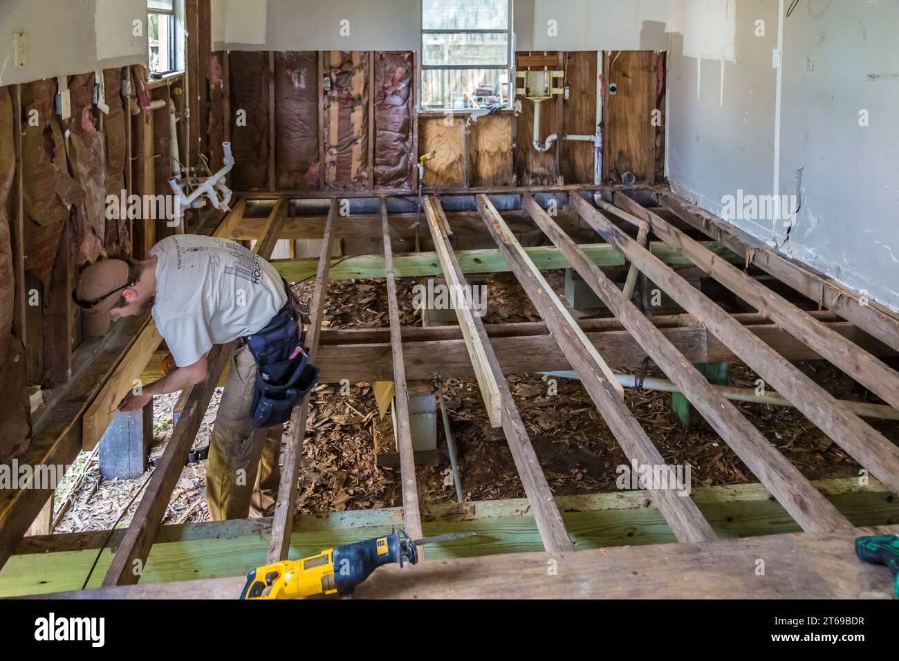 Membro di 8 giorni di Hope Faith based Charity Volunteer team che sostituisce il pavimento di una casa che è stata inondata a Houston, Texas Foto Stock
