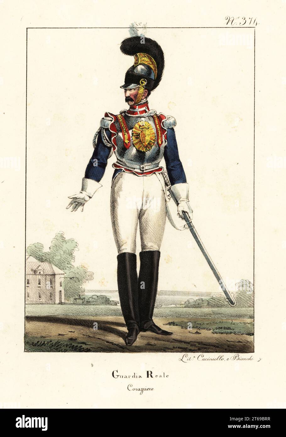 Uniforme di corazziere della Guardia reale francese, restaurazione borbonica. Con il casco del dragone con pennello, cuirass ornati, cappotto blu con spalline d'argento, pantaloncini, stivali, armati di spada. Garde Royale, Cuirassier. Litografia colorata a mano di Lorenzo Bianchi e Domenico Cuciniello dopo Hippolyte Lecomte da Costumi civili e militari della monarchia francese dal 1200 al 1820, Napoli, 1825. Edizione italiana dei Lecomti costumi civili e militari della monarchia francese dal 1200 al 1820. Foto Stock