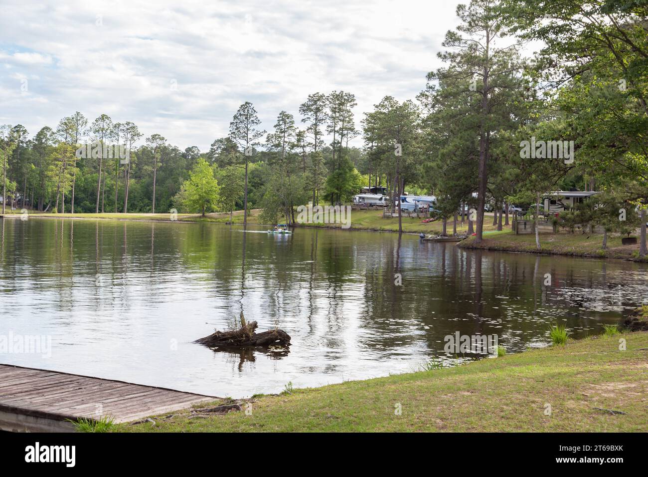 Campeggiatori lungo la riva del lago Geiger nel Paul B Johnson State Park vicino a Hattiesburg, Mississippi Foto Stock