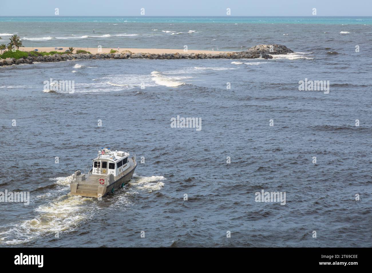La nave di pattuglia dello sceriffo della contea di Broward accompagna la nave da crociera Royal Caribbean Allure of the Seas fuori dal fiume Stranahan e nell'Oceano Atlantico Foto Stock