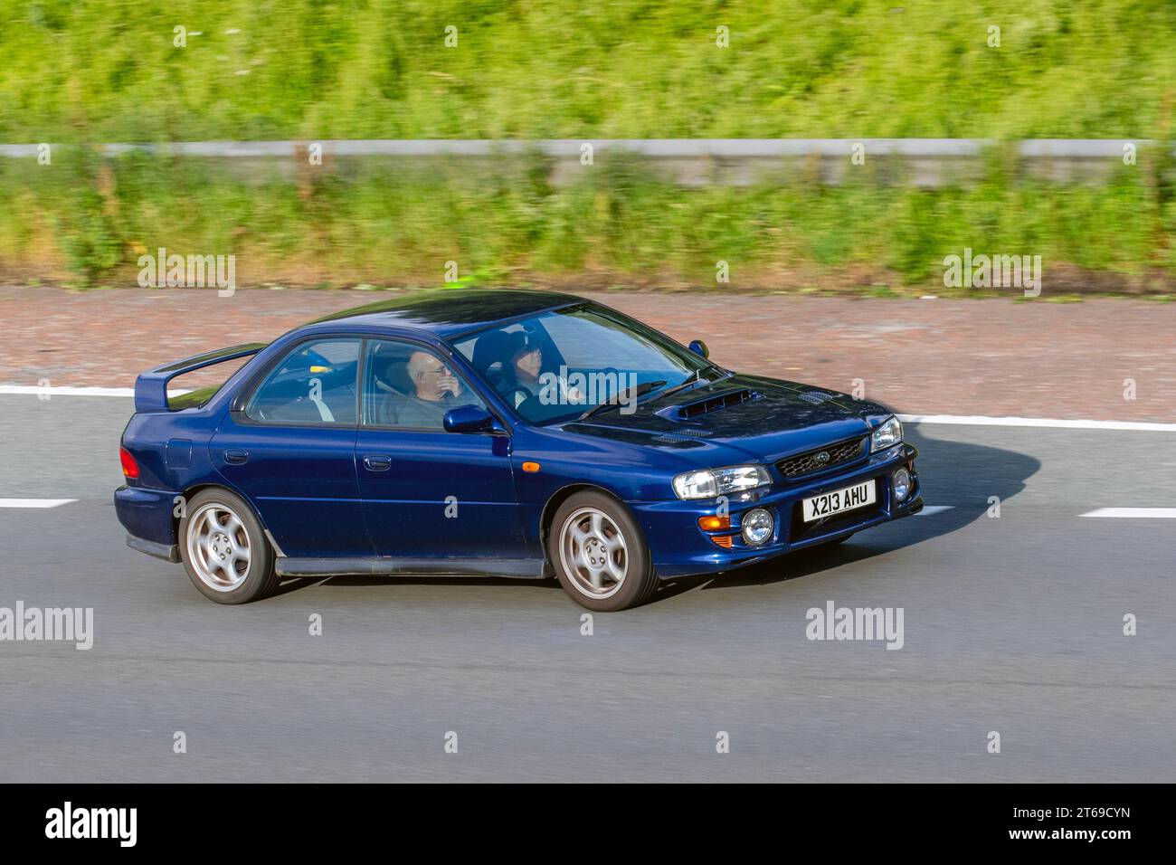 2000 Subaru Impreza Turbo 2000 AWD Blue Car Saloon benzina 1994 cc; viaggia a velocità sostenuta sull'autostrada M6 a Greater Manchester, Regno Unito Foto Stock