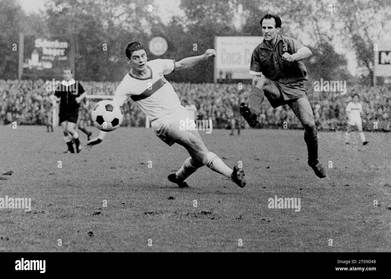 1° giorno del calcio Bundesliga 24.08.1963 Schalke 04 - VFB Stuttgart Willi Koslowski (S04) contro Gerd Menne (lks) [traduzione automatica] Foto Stock