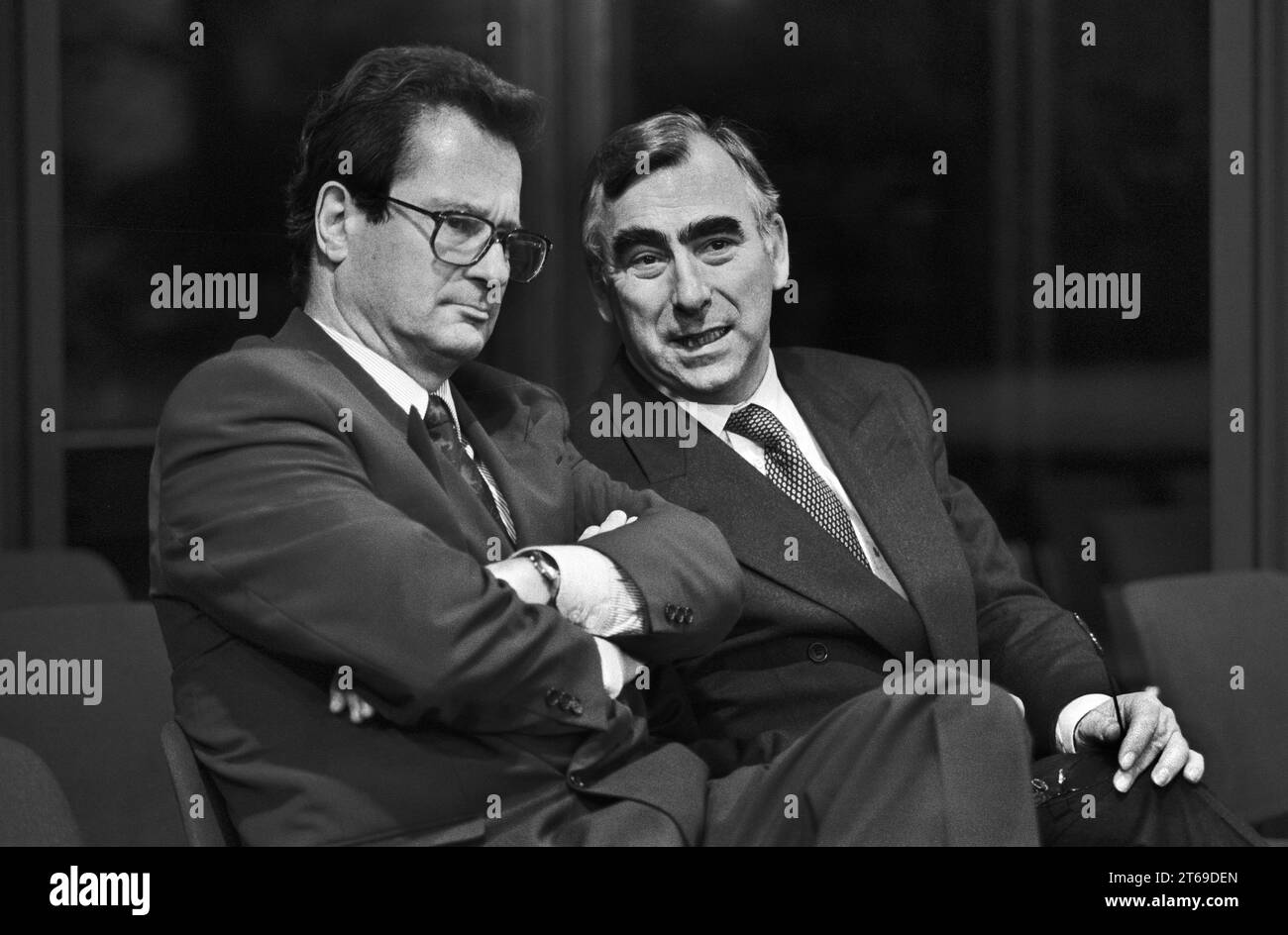 Germania, Bonn, 04/12/1992 Archivio: 37-67-28 consultazioni franco-tedesche foto: Ministro federale degli Esteri Klaus Kinkel e ministro federale delle finanze Theo Waigel [traduzione automatizzata] Foto Stock