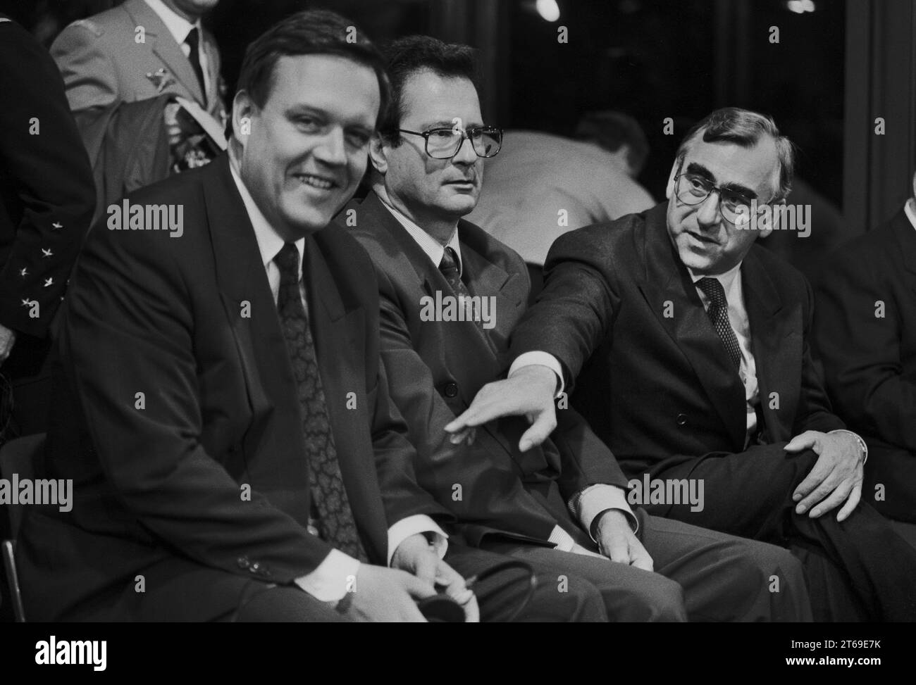 Germania, Bonn, 04/12/1992 Archivio: 37-67-32 consultazioni franco-tedesche foto: Ministro federale della difesa Volker Ruehe, ministro federale degli affari esteri Klaus Kinkel e ministro federale delle finanze Theo Waigel [traduzione automatica] Foto Stock