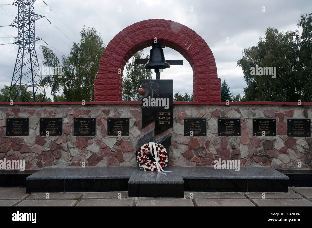 Monumento per le persone uccise durante l'incidente di Chernobyl vicino alla centrale nucleare di Chernobyl Foto Stock